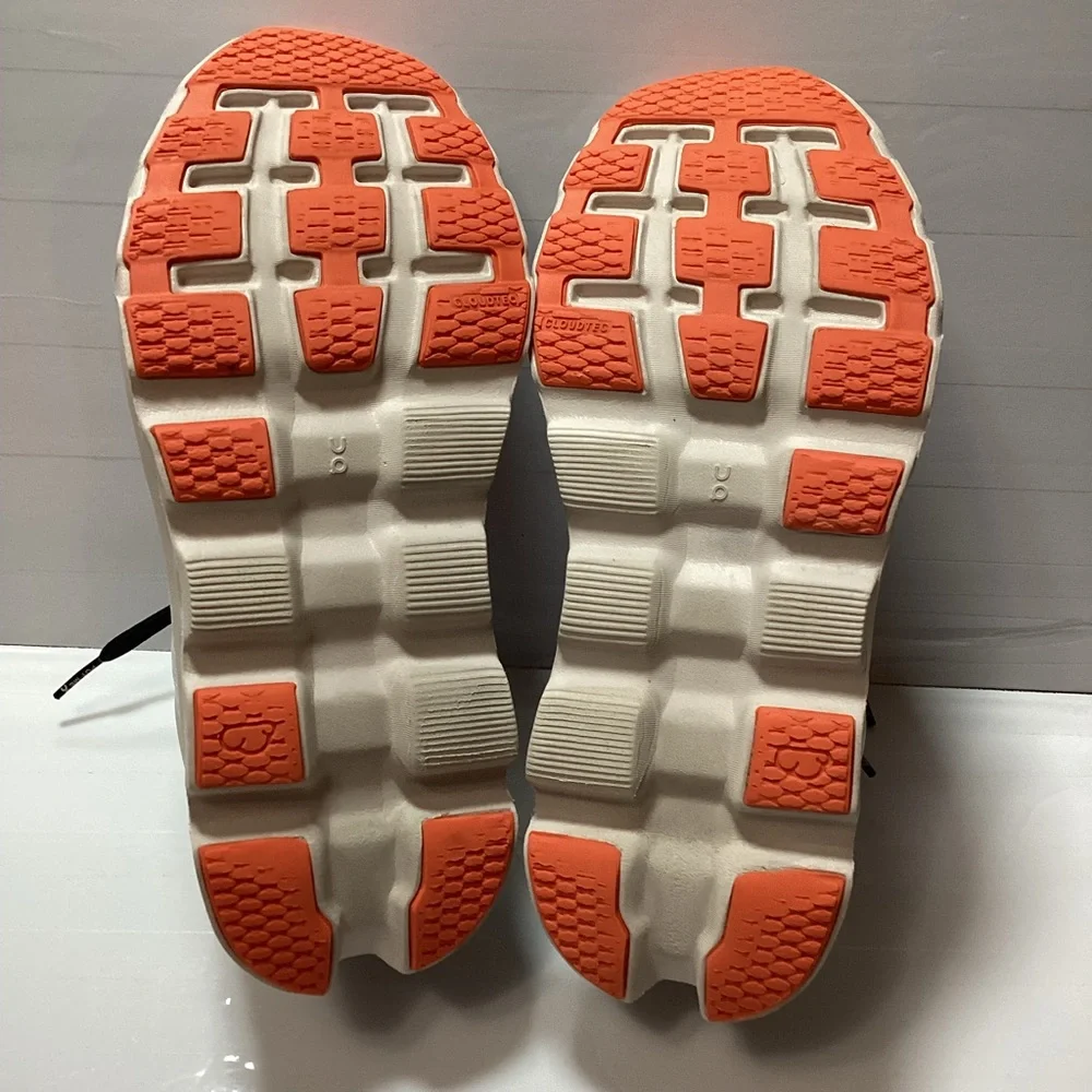 On Running Cloudstratus 3 shoes in undyed-white and sand. Women’s size 6 - Picture 11 of 11